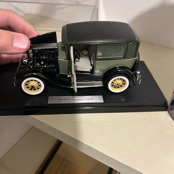 Franklin Mint 1/24 model 1930 Ford Model A Tudor - Picture 4 of 4